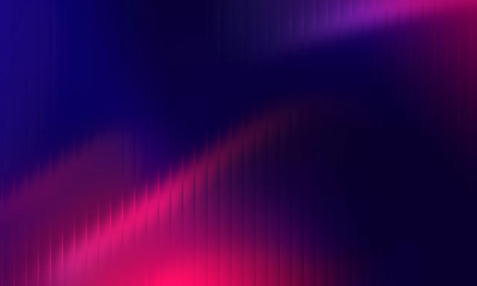 Composizione astratta con linee verticali e gradienti viola e magenta che creano un flusso ondulato, simbolo di contenuti strutturati che evolvono e si adattano nel passaggio dalla SEO tradizionale alla GEO