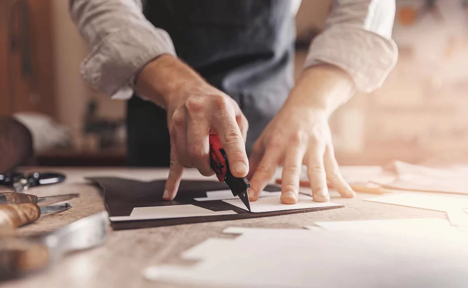 Mani artigiane al lavoro: metafora della comunicazione su misura per aziende locali a Cremona, Piacenza e Brescia