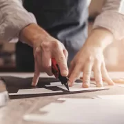 Mani artigiane al lavoro: metafora della comunicazione su misura per aziende locali a Cremona, Piacenza e Brescia