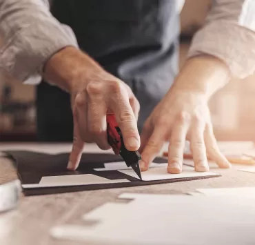 Mani artigiane al lavoro: metafora della comunicazione su misura per aziende locali a Cremona, Piacenza e Brescia