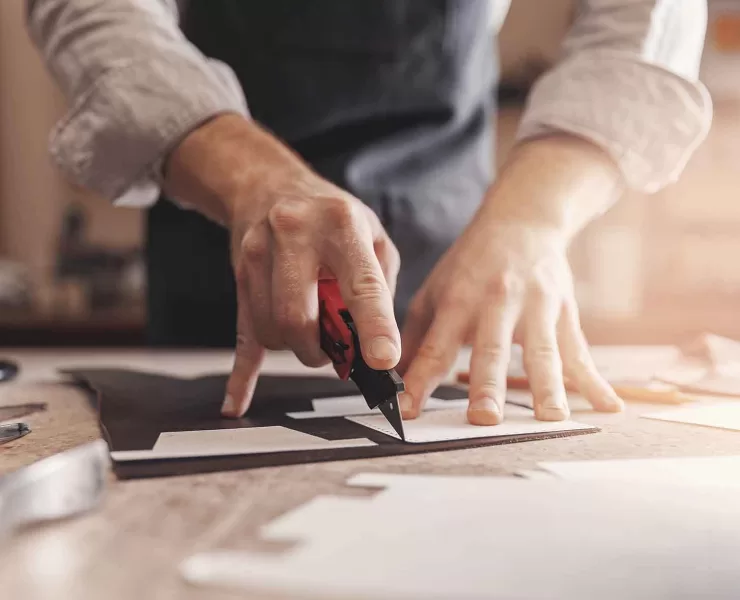 Mani artigiane al lavoro: metafora della comunicazione su misura per aziende locali a Cremona, Piacenza e Brescia