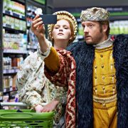 re e regina al supermercato si scattano un selfie