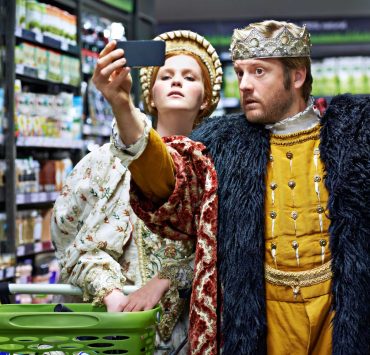 re e regina al supermercato si scattano un selfie