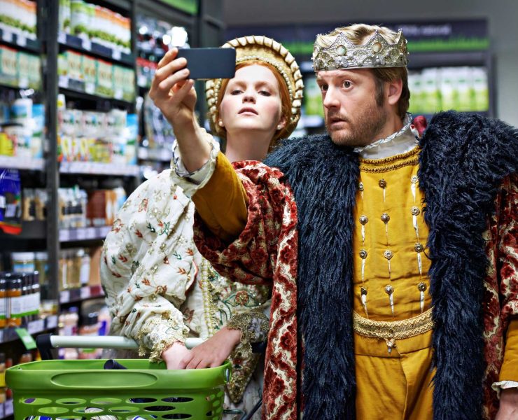 re e regina al supermercato si scattano un selfie