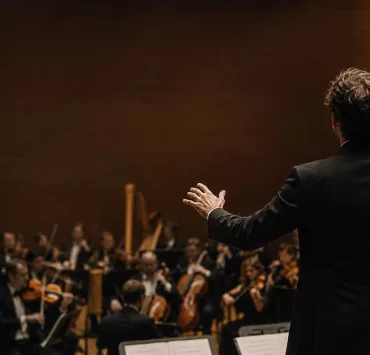 Direttore d’orchestra coordina i musicisti, metafora della comunicazione aziendale integrata