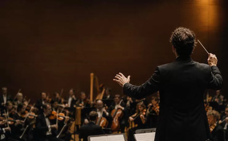 Direttore d’orchestra coordina i musicisti, metafora della comunicazione aziendale integrata