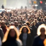 folla: rumore della comunicazione e marketing dell'attenzione