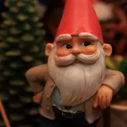 i luoghi comuni della scrittura; il nanetto da giardino, il re dei cliché