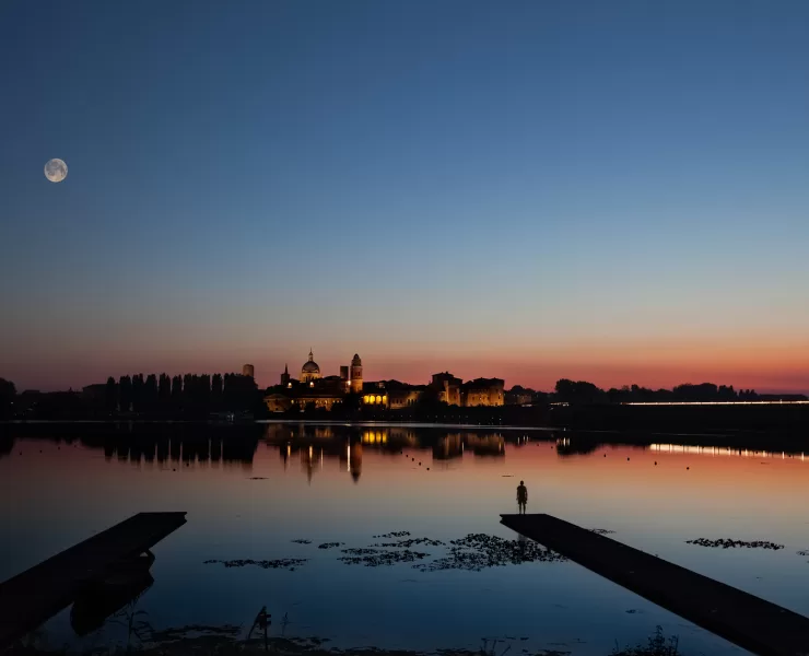 mantova skyline notturno