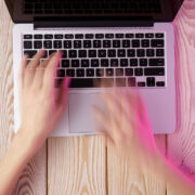 mani che digitano su non laptop: il seo copywriting