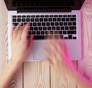 mani che digitano su non laptop: il seo copywriting