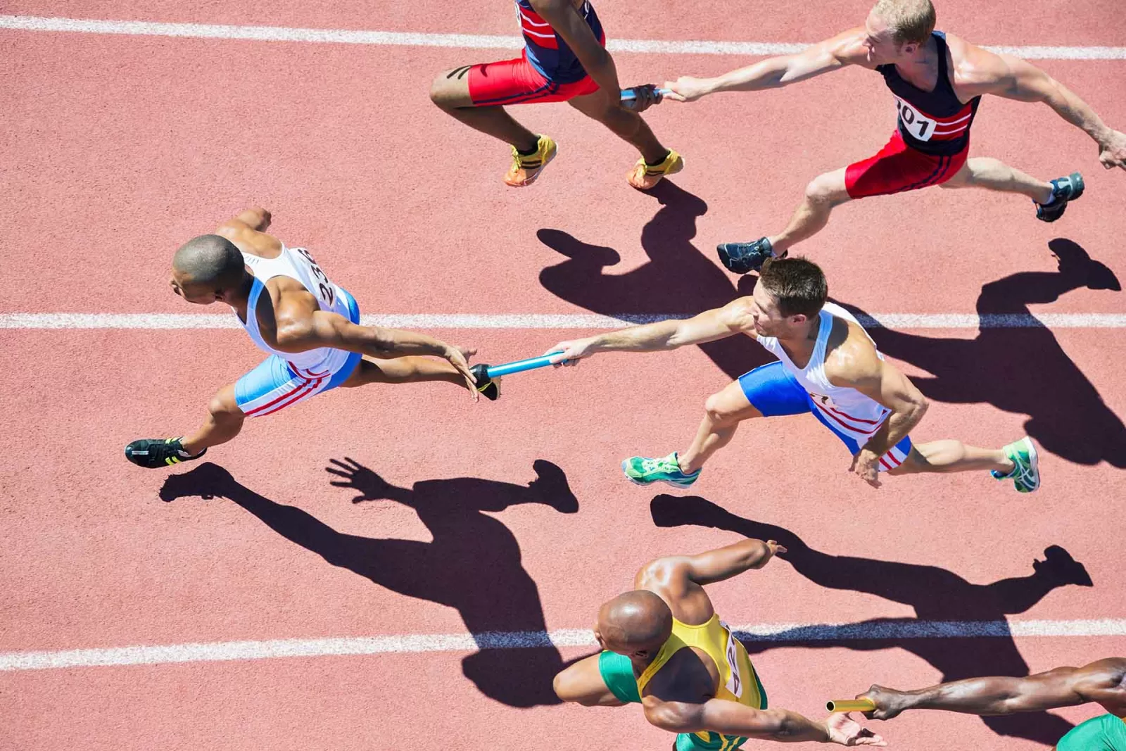 una staffetta di atletica leggera come metafora del ruolo della comunicazione