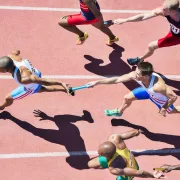 una staffetta di atletica leggera come metafora del ruolo della comunicazione