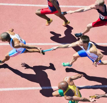una staffetta di atletica leggera come metafora del ruolo della comunicazione