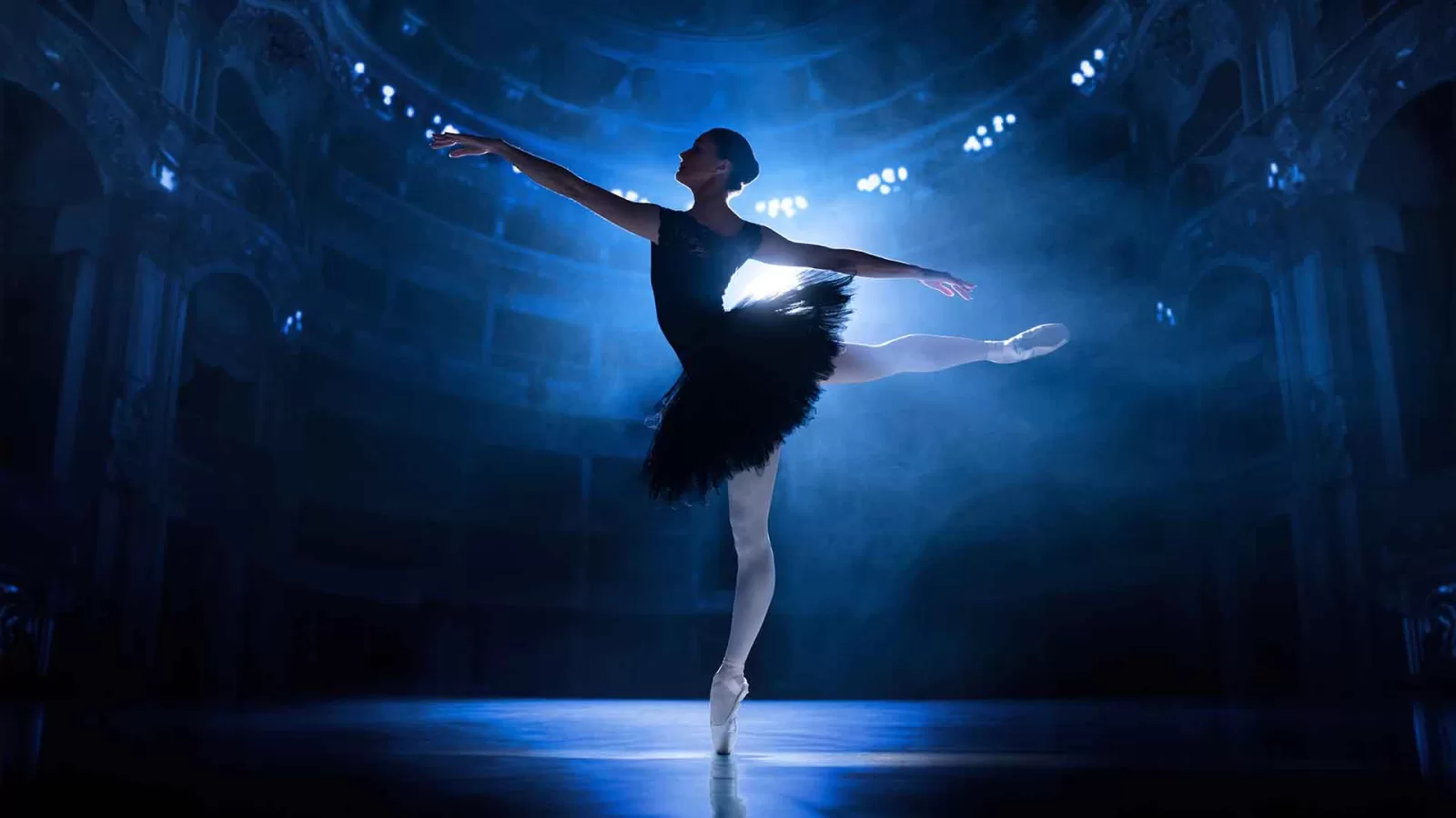 Ballerina in controluce illuminata da un faro sul palcoscenico, metafora delle scelte che precedono una campagna Google Ads.