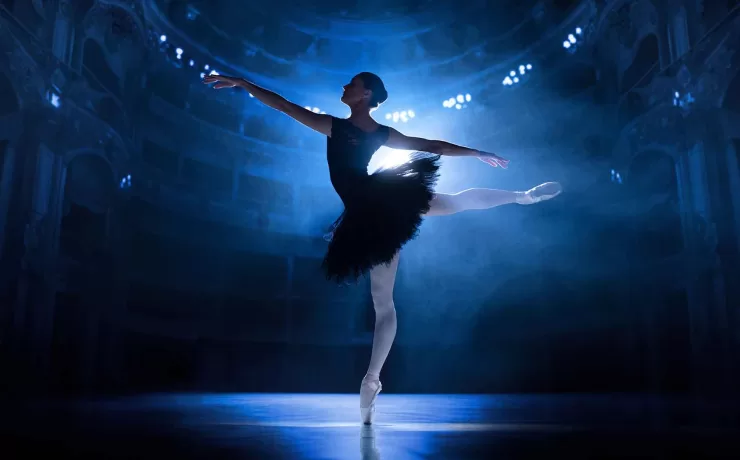 Ballerina in controluce illuminata da un faro sul palcoscenico, metafora delle scelte che precedono una campagna Google Ads.