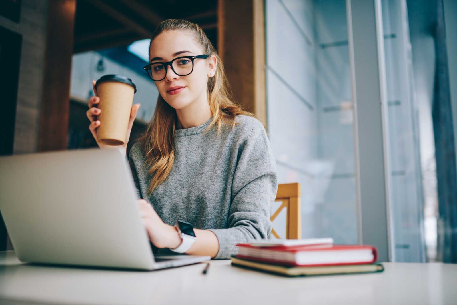 ragazza scrive per il web su un laptop