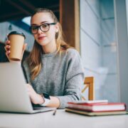 ragazza scrive per il web su un laptop