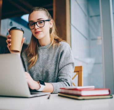 ragazza scrive per il web su un laptop